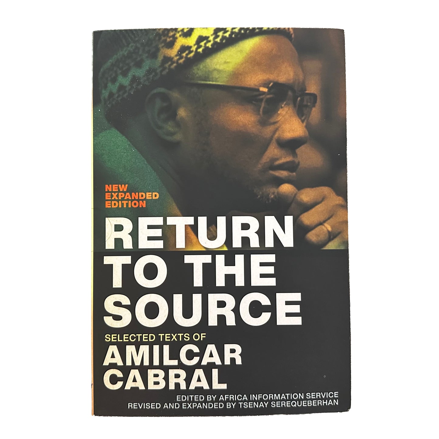 Book cover of 'Return to the Source' by Amilcar Cabral with a person on a white background.